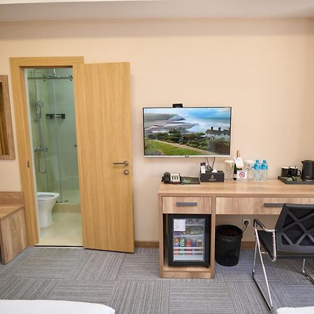 בישקק Crown Hotel מראה חיצוני תמונה