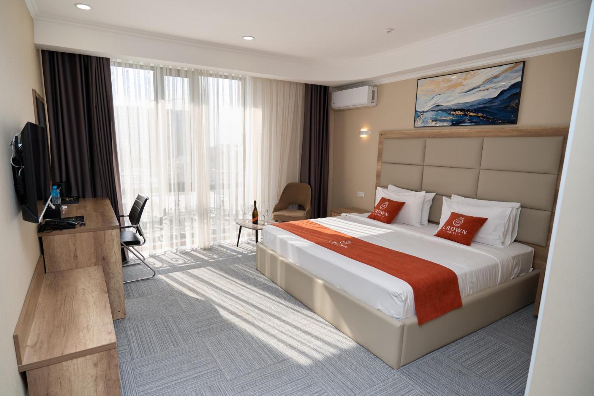 בישקק Crown Hotel מראה חיצוני תמונה