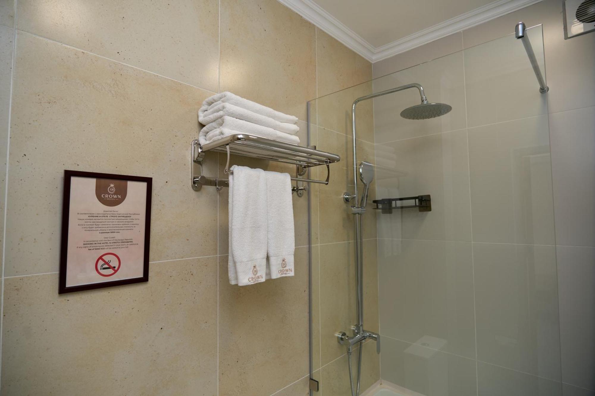 בישקק Crown Hotel מראה חיצוני תמונה