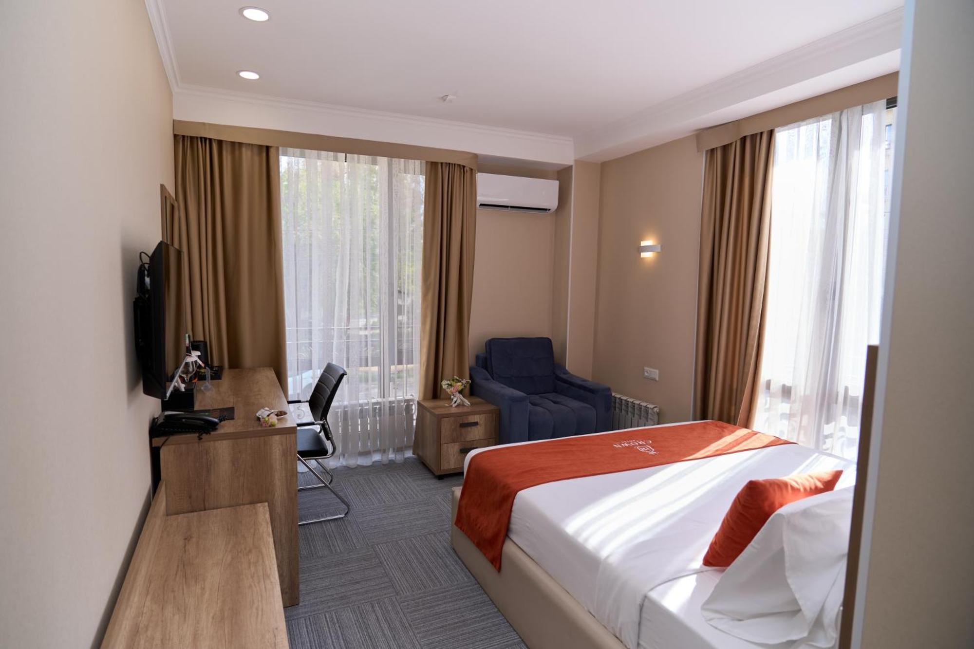 בישקק Crown Hotel מראה חיצוני תמונה