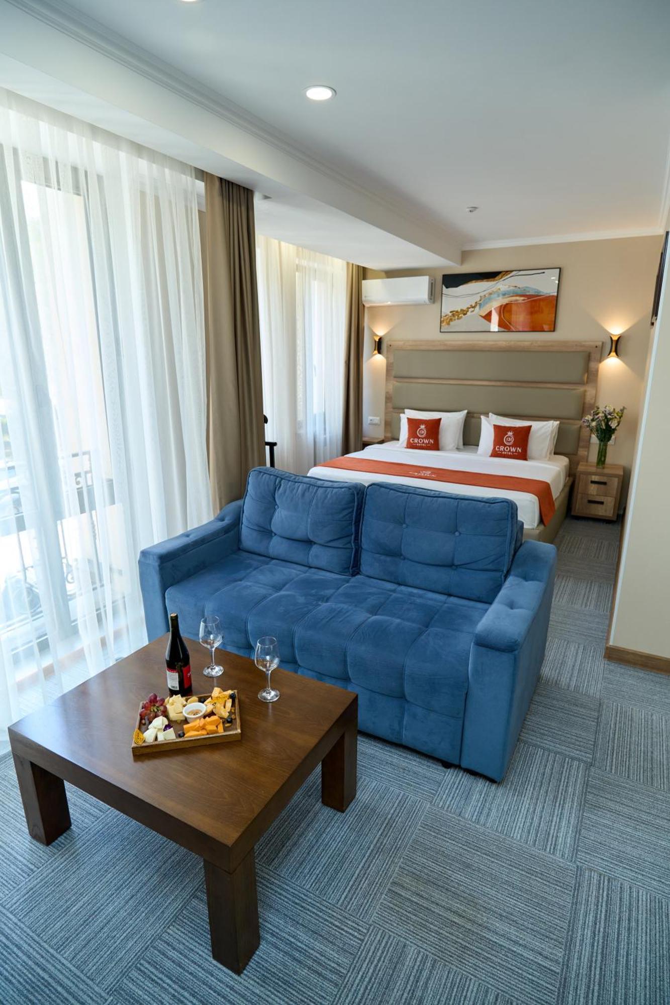 בישקק Crown Hotel מראה חיצוני תמונה
