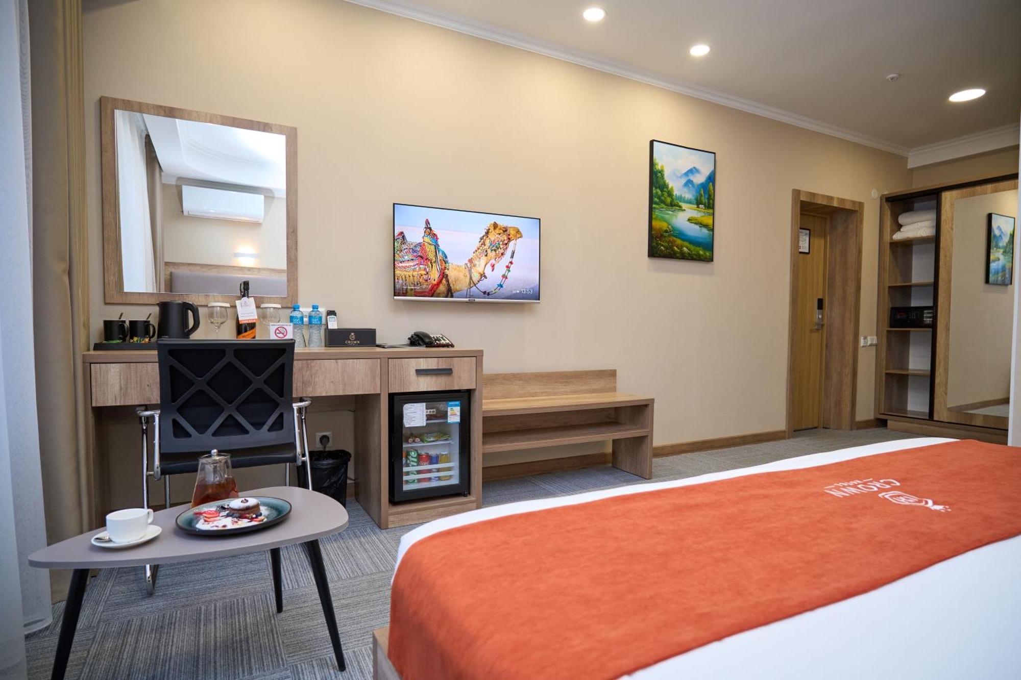 בישקק Crown Hotel מראה חיצוני תמונה