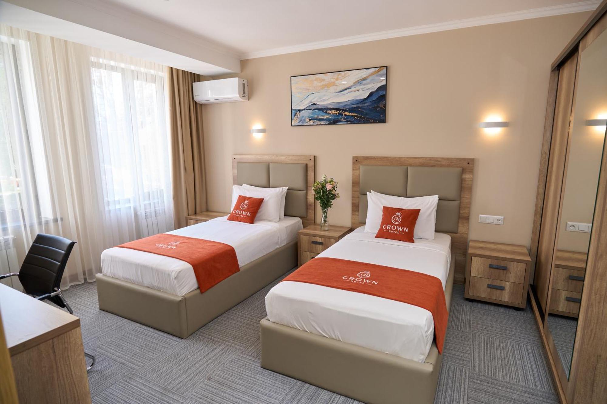 בישקק Crown Hotel מראה חיצוני תמונה