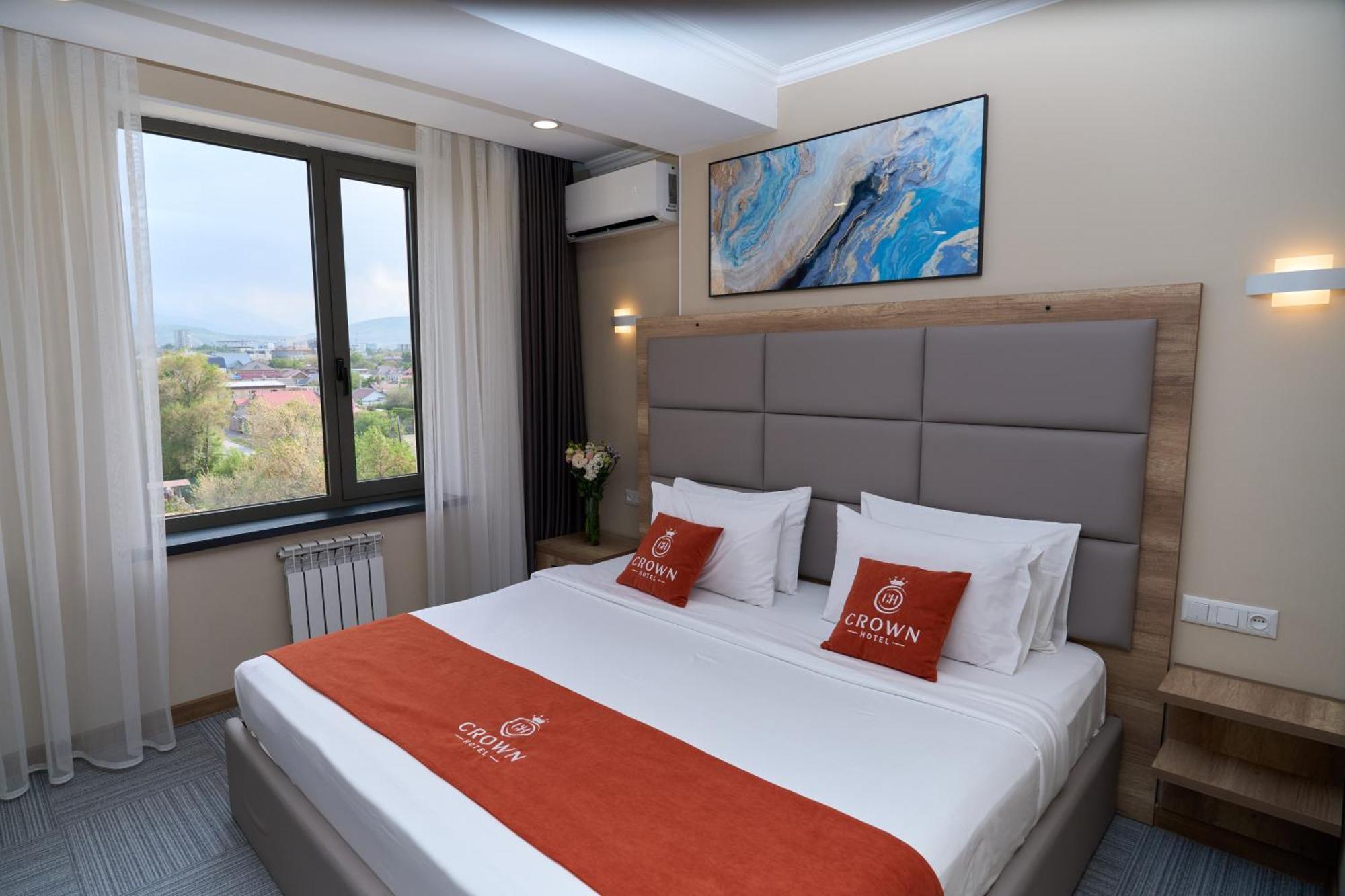 בישקק Crown Hotel מראה חיצוני תמונה