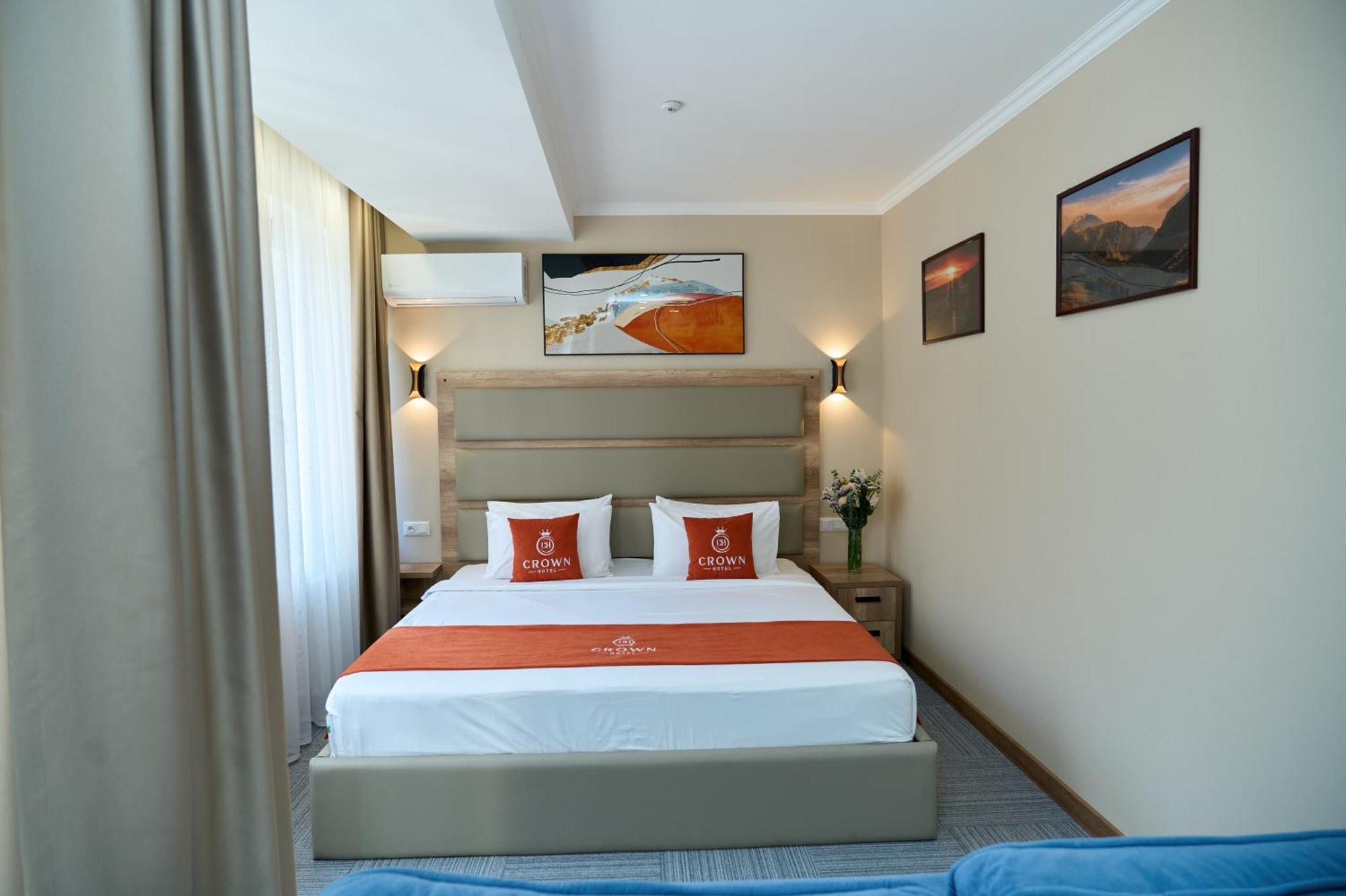 בישקק Crown Hotel מראה חיצוני תמונה