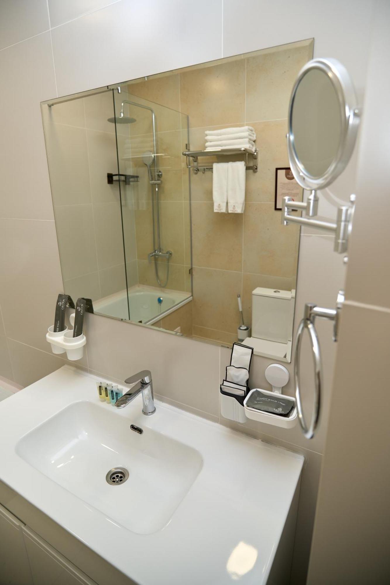 בישקק Crown Hotel מראה חיצוני תמונה