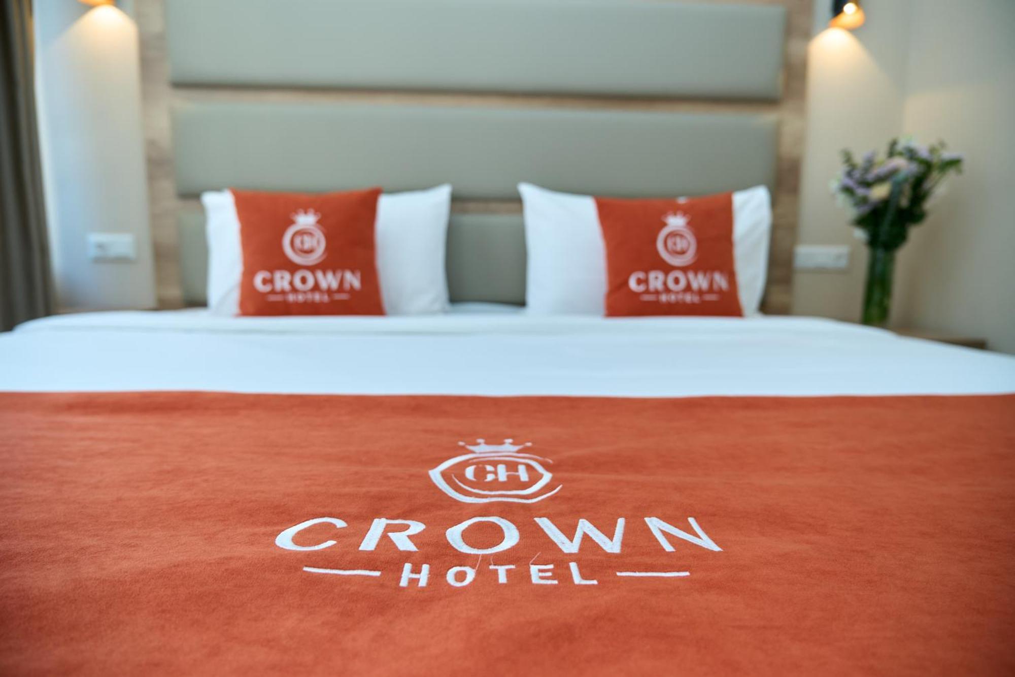 בישקק Crown Hotel מראה חיצוני תמונה