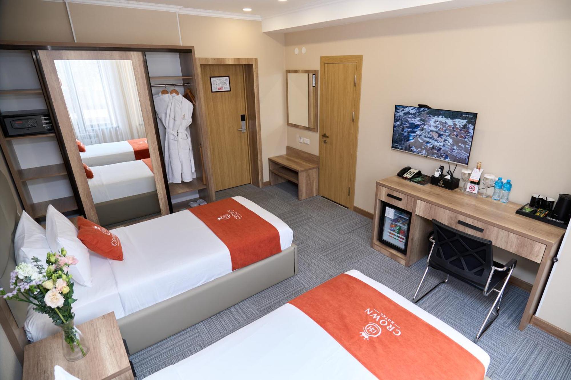 בישקק Crown Hotel מראה חיצוני תמונה