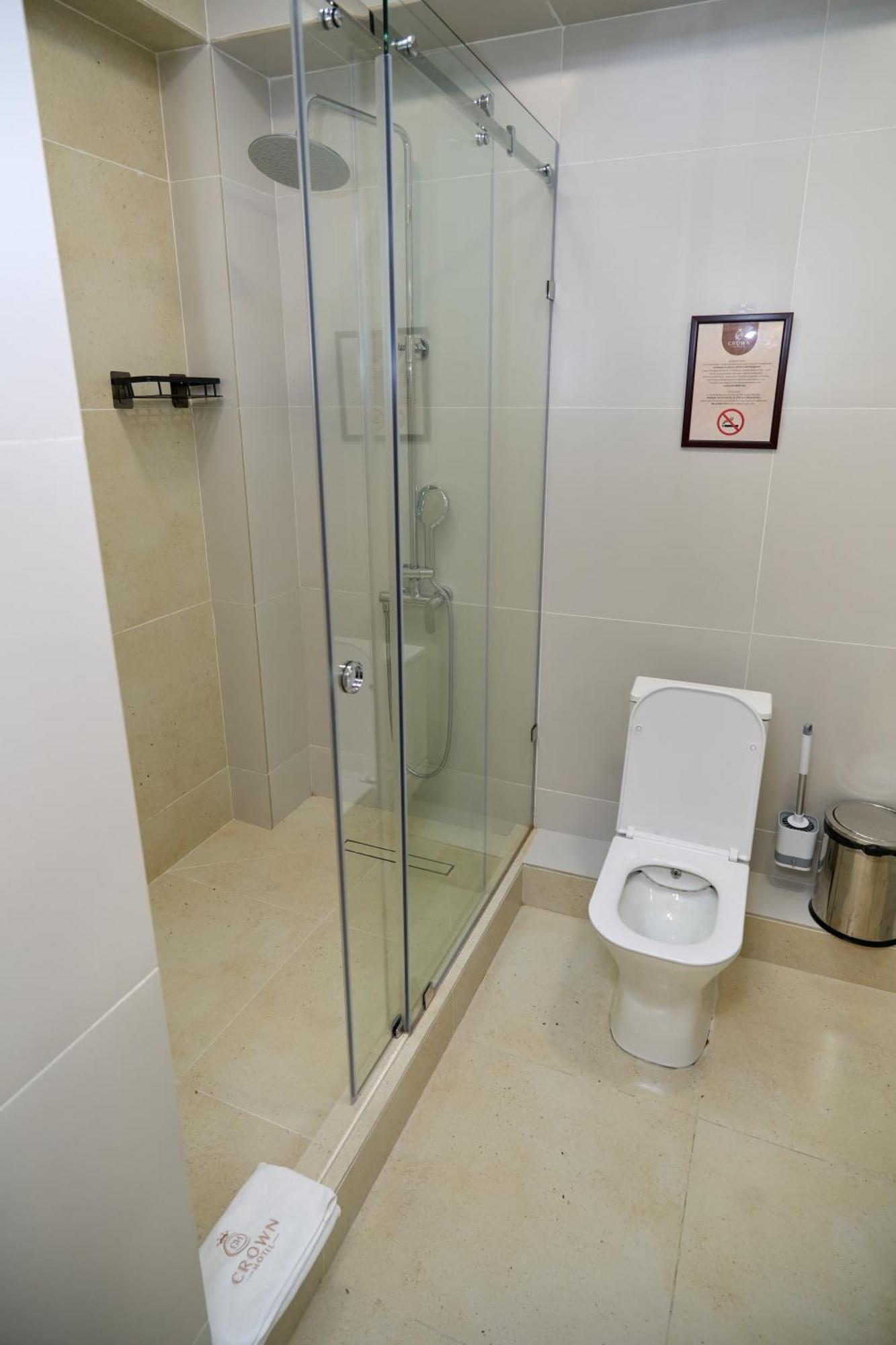 בישקק Crown Hotel מראה חיצוני תמונה