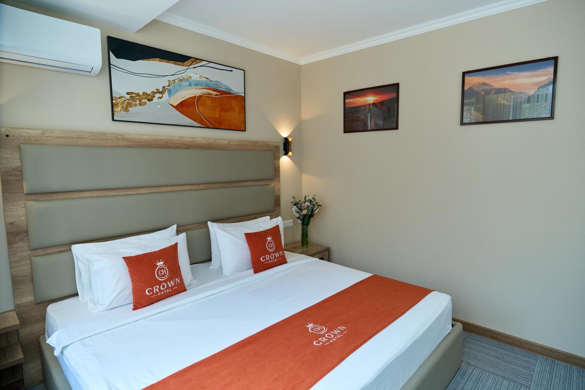 בישקק Crown Hotel מראה חיצוני תמונה