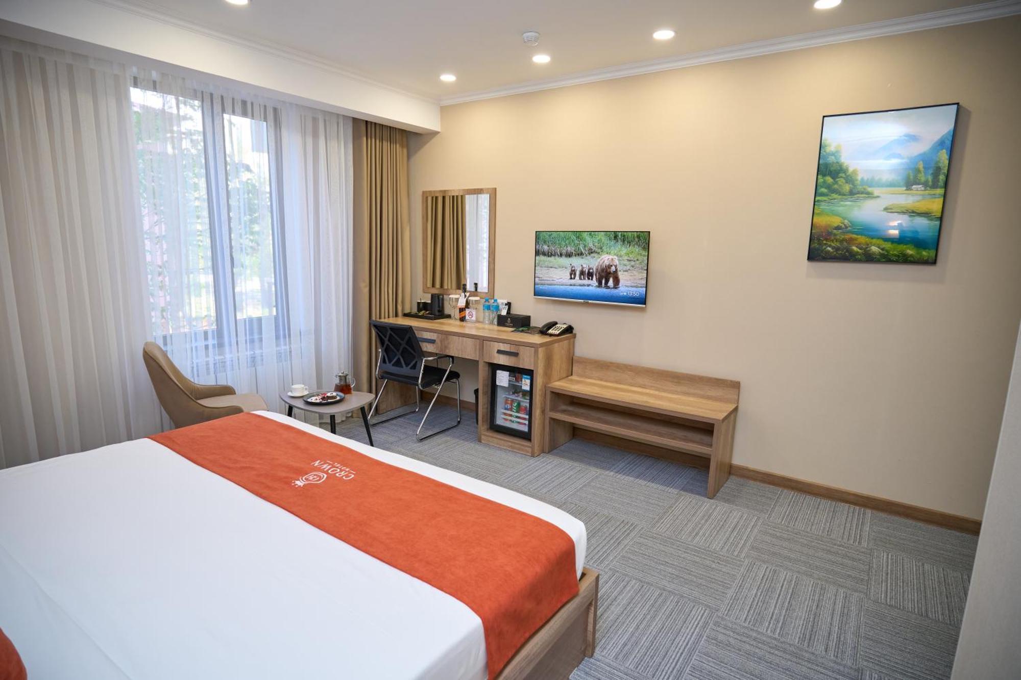 בישקק Crown Hotel מראה חיצוני תמונה
