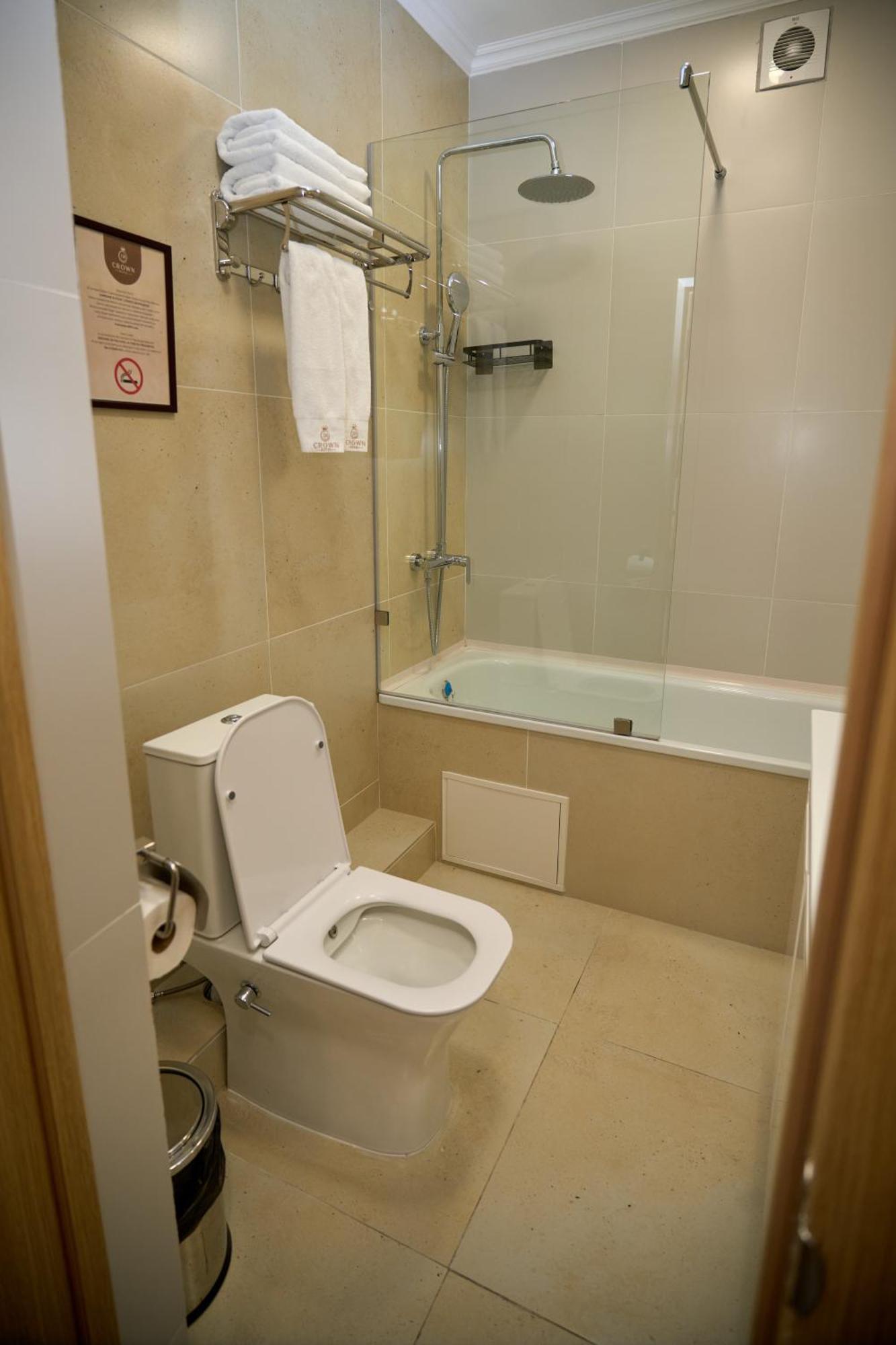 בישקק Crown Hotel מראה חיצוני תמונה