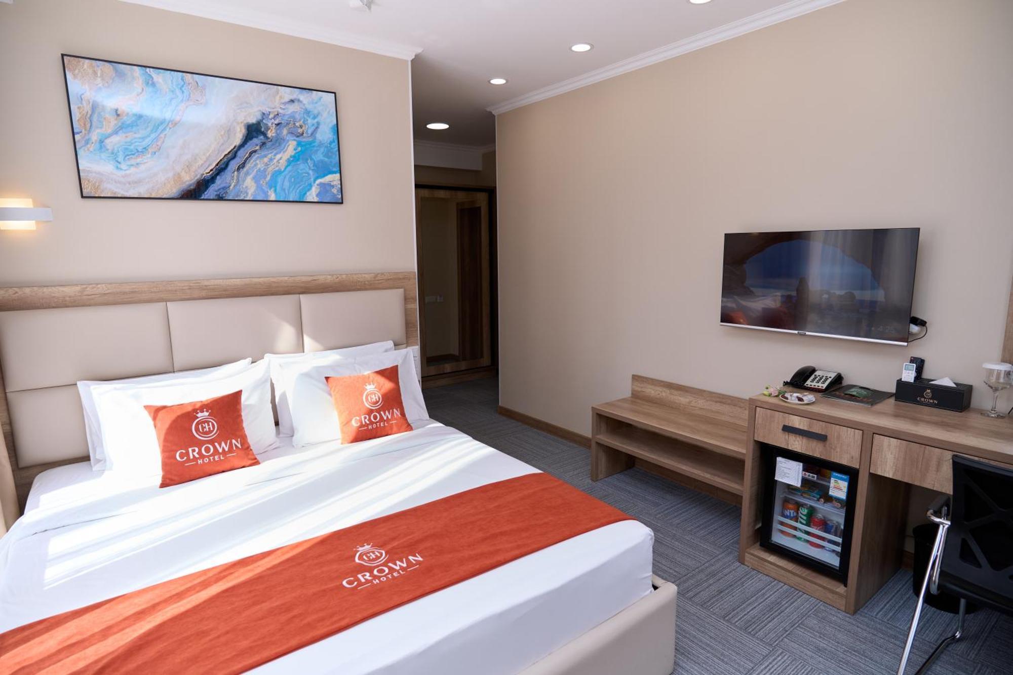 בישקק Crown Hotel מראה חיצוני תמונה