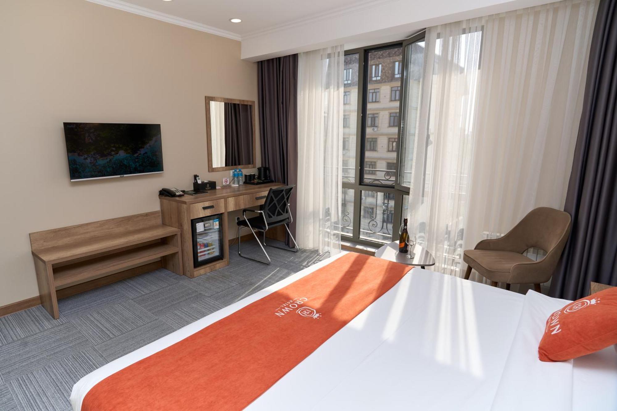 בישקק Crown Hotel מראה חיצוני תמונה