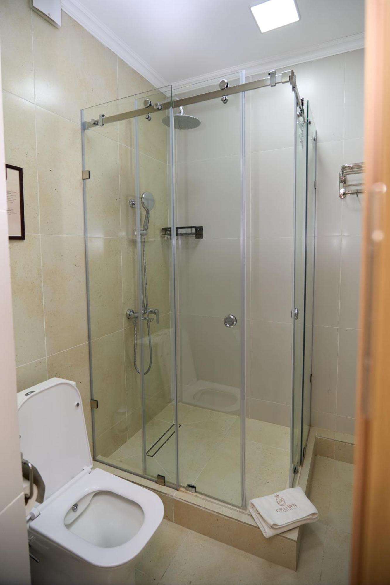 בישקק Crown Hotel מראה חיצוני תמונה