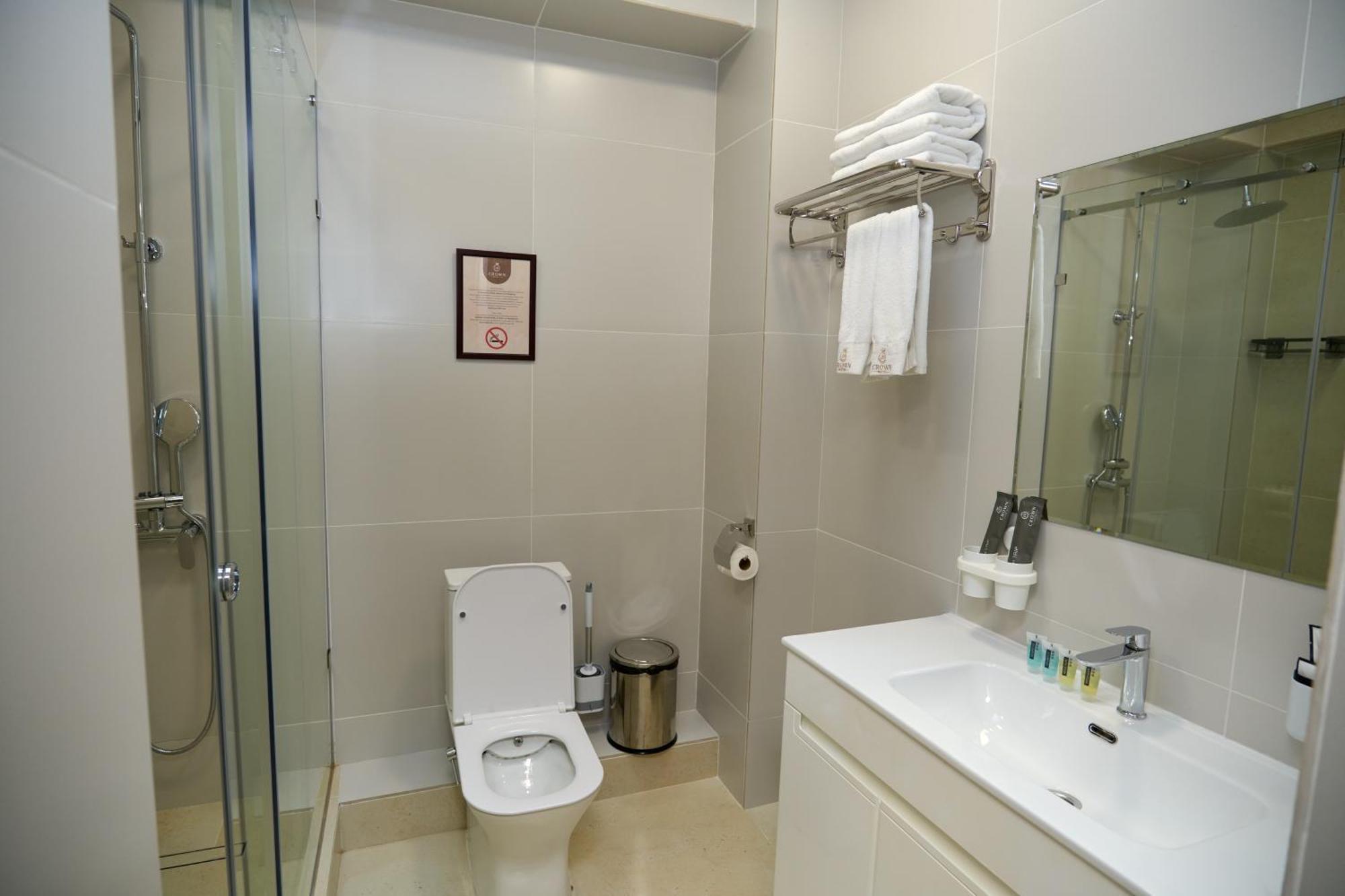 בישקק Crown Hotel מראה חיצוני תמונה
