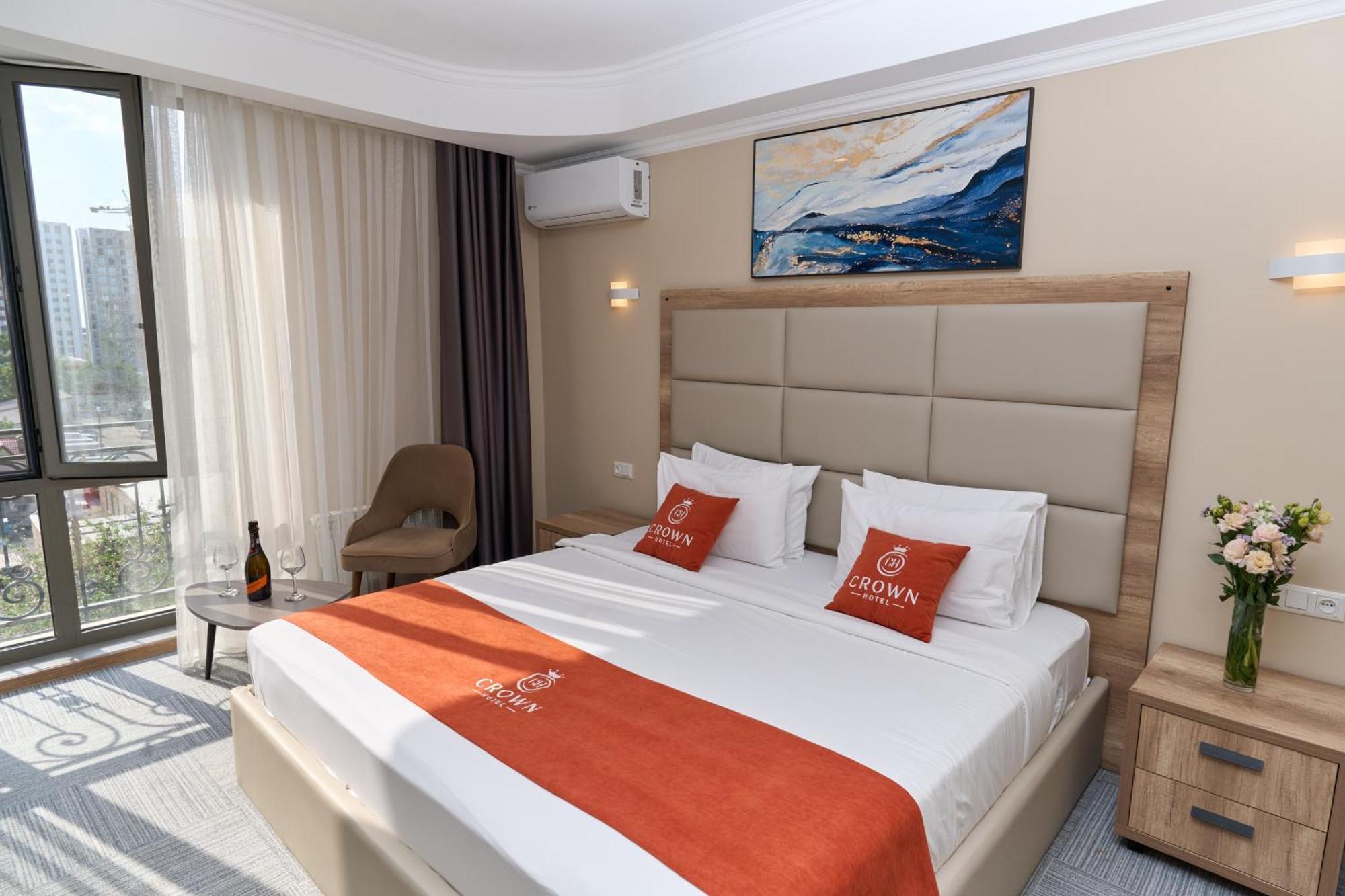 בישקק Crown Hotel מראה חיצוני תמונה