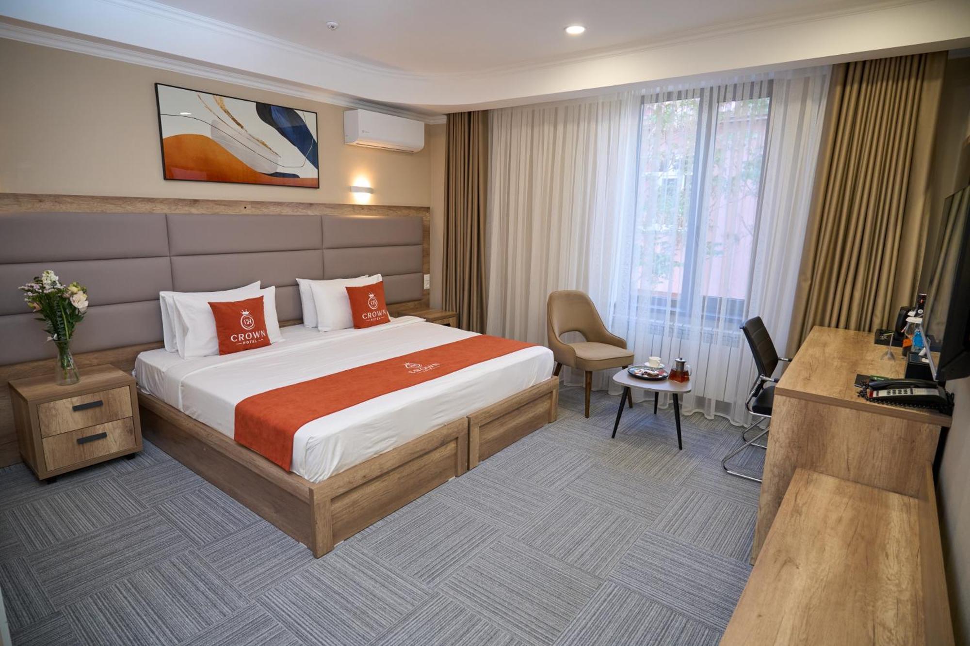 בישקק Crown Hotel מראה חיצוני תמונה
